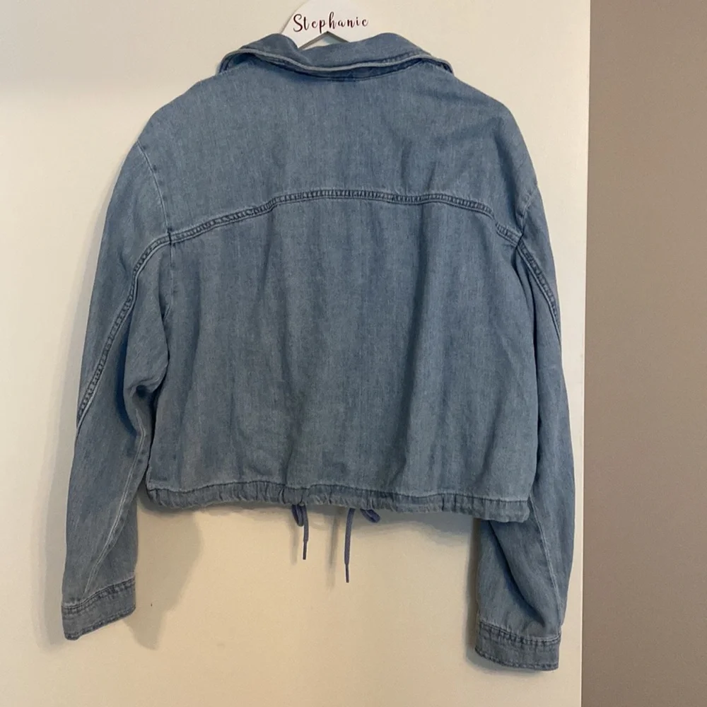 H&M light weight jean jacket - Picture 2 of 4